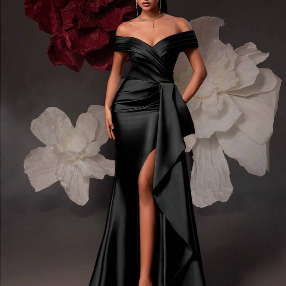 Elegant Black Off-Shoulder Evening Gown - Picture 3 of 5